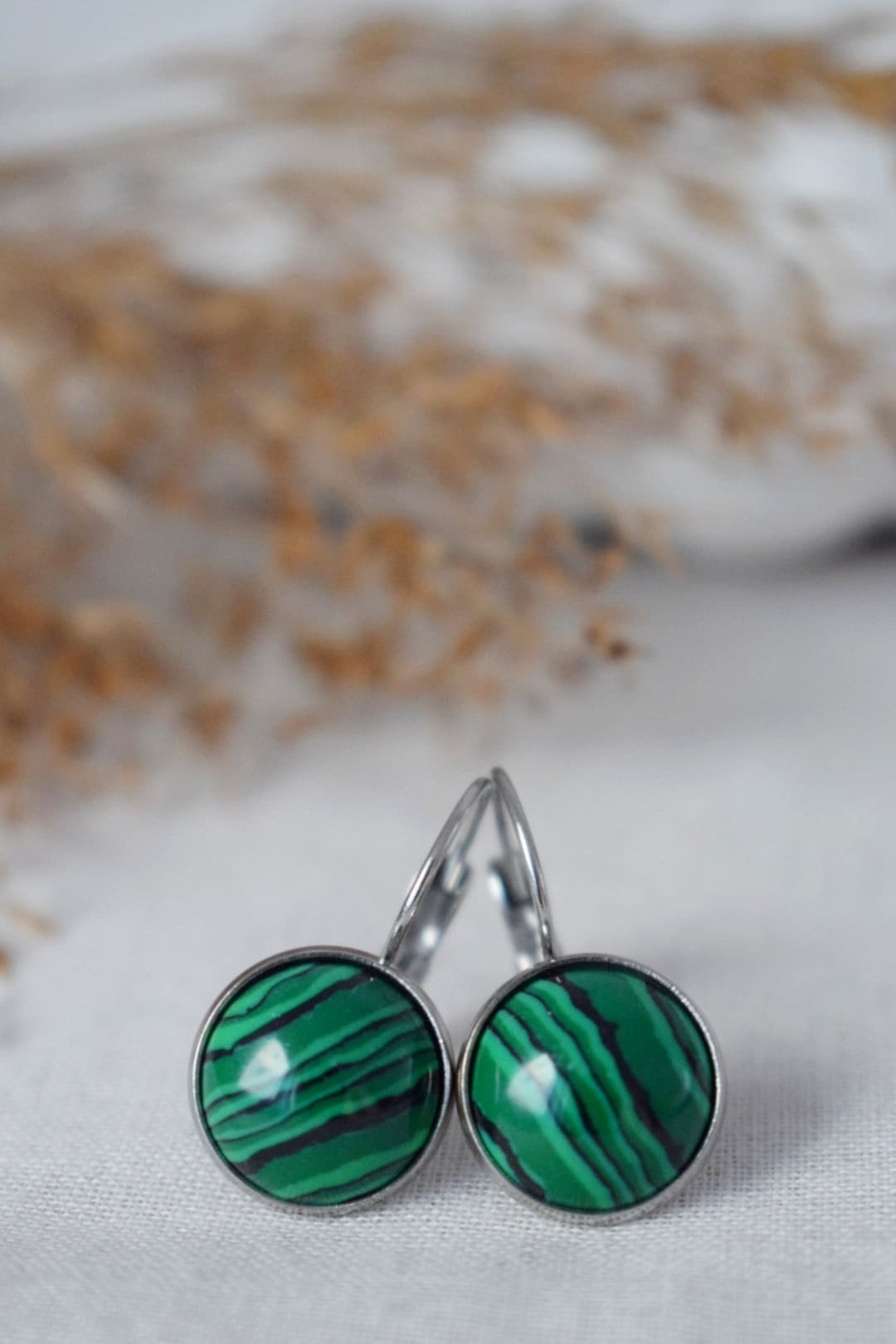 Malachit-Ohrringe, 12 mm runde Edelstein-Ohrringe aus Edelstahl mit Hebelverschluss, leichter Schmuck, bestes handgemachtes Geschenk für Sie