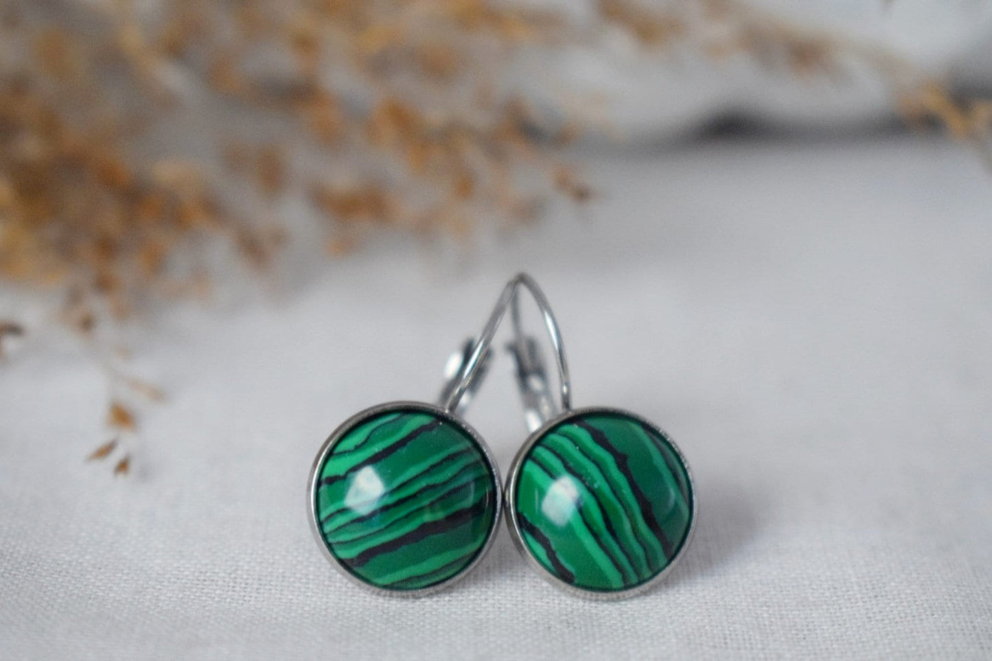 Malachit-Ohrringe, 12 mm runde Edelstein-Ohrringe aus Edelstahl mit Hebelverschluss, leichter Schmuck, bestes handgemachtes Geschenk für Sie