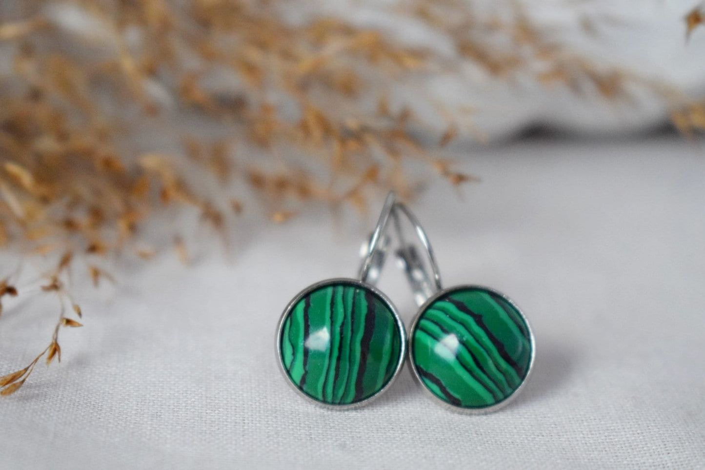 Malachit-Ohrringe, 12 mm runde Edelstein-Ohrringe aus Edelstahl mit Hebelverschluss, leichter Schmuck, bestes handgemachtes Geschenk für Sie