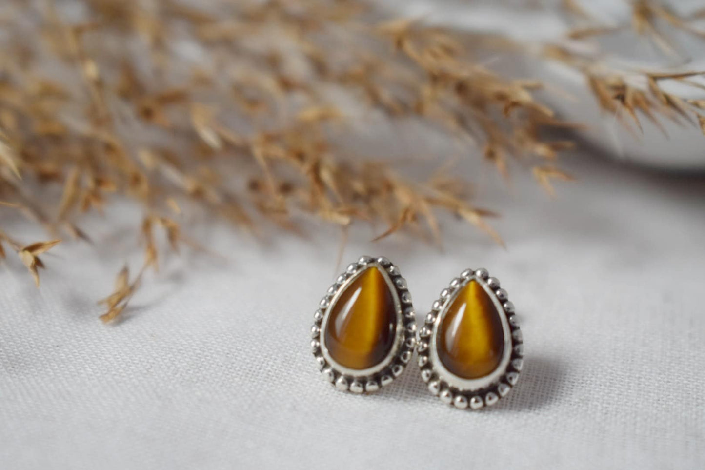 Tropfenförmige Tigerauge Ohrstecker, 925 Sterling Silber, kleiner brauner Edelstein Schmuck, Natürlicher Heilchakra Stein, handgefertigtes Schmuckgeschenk