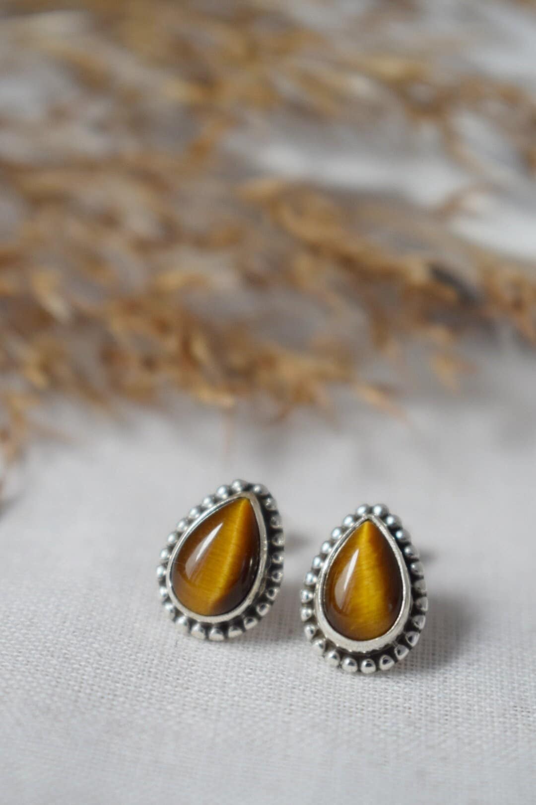 Tropfenförmige Tigerauge Ohrstecker, 925 Sterling Silber, kleiner brauner Edelstein Schmuck, Natürlicher Heilchakra Stein, handgefertigtes Schmuckgeschenk