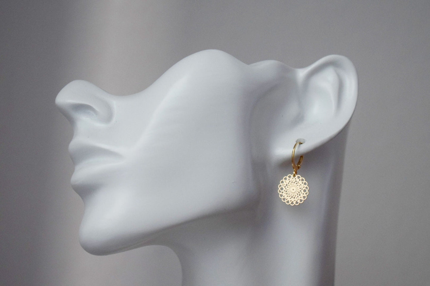 Ornament-Ohrringe für Frauen, Mandala-Huggie-Creolen, Edelstahl-Ohrringe, Boho-Filigran-Goldohrringe, Mandala-Schmuck, Geschenk für Sie