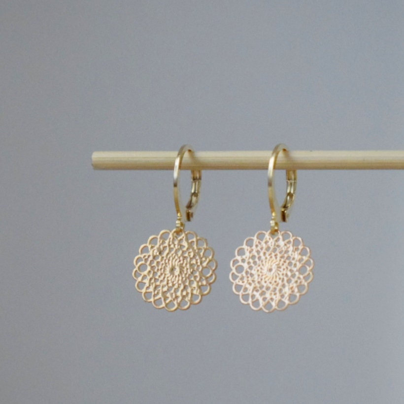 Ornament-Ohrringe für Frauen, Mandala-Huggie-Creolen, Edelstahl-Ohrringe, Boho-Filigran-Goldohrringe, Mandala-Schmuck, Geschenk für Sie