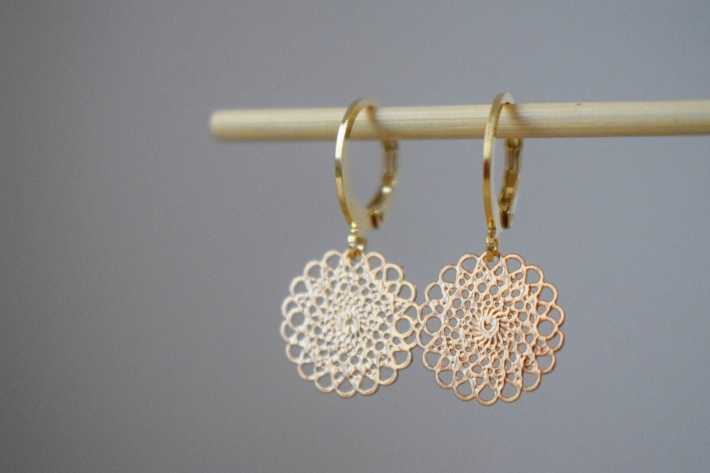 Ornament-Ohrringe für Frauen, Mandala-Huggie-Creolen, Edelstahl-Ohrringe, Boho-Filigran-Goldohrringe, Mandala-Schmuck, Geschenk für Sie