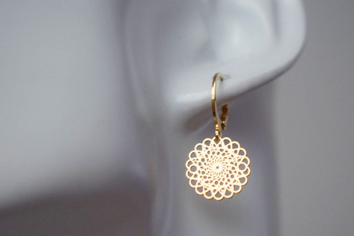 Ornament-Ohrringe für Frauen, Mandala-Huggie-Creolen, Edelstahl-Ohrringe, Boho-Filigran-Goldohrringe, Mandala-Schmuck, Geschenk für Sie