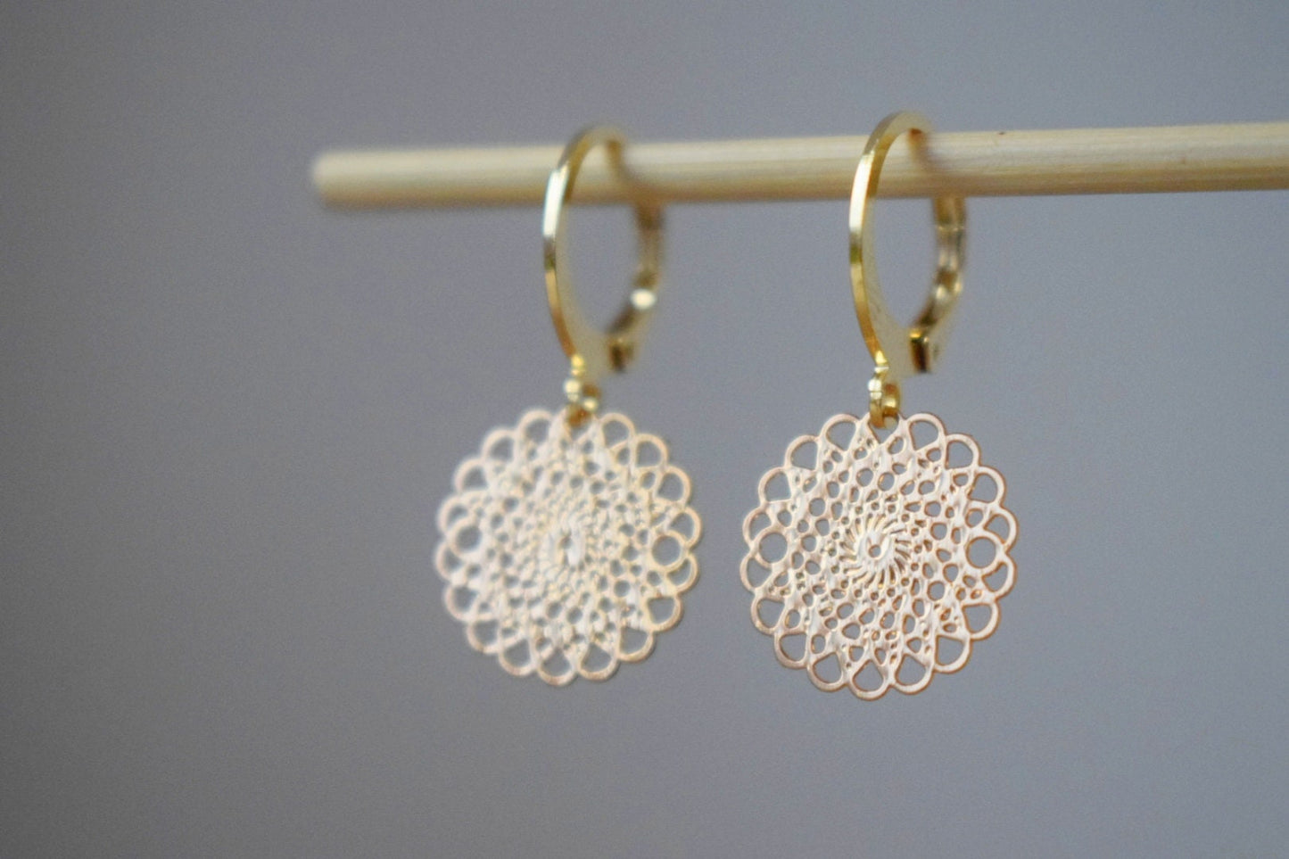 Ornament-Ohrringe für Frauen, Mandala-Huggie-Creolen, Edelstahl-Ohrringe, Boho-Filigran-Goldohrringe, Mandala-Schmuck, Geschenk für Sie