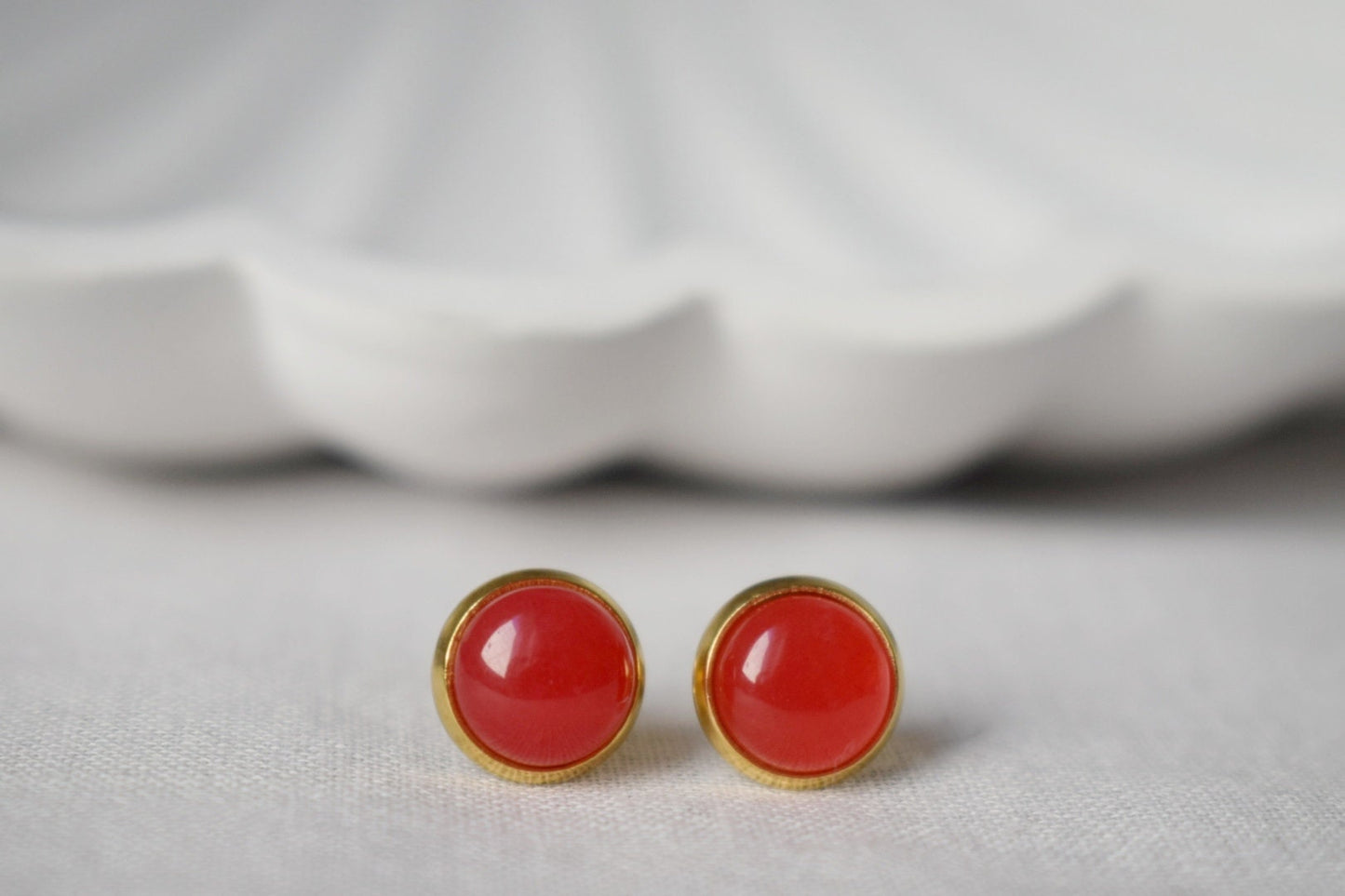 Rote Jade Ohrstecker, 18k vergoldet, 8mm runde Edelstein Ohrringe, kleine rote Ohrstecker, minimalistischer Schmuck, Geburtstagsgeschenk für Sie