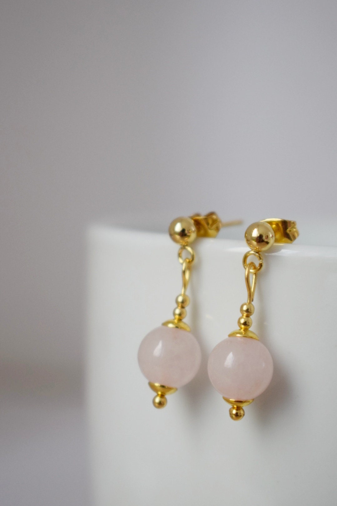 Rosenquarz Ohrstecker, Edelstein Perlen Anhänger, 24k vergoldete Edelstahl Push Back Ohrringe, Rosenquarz Schmuck, Handgemachtes Geschenk