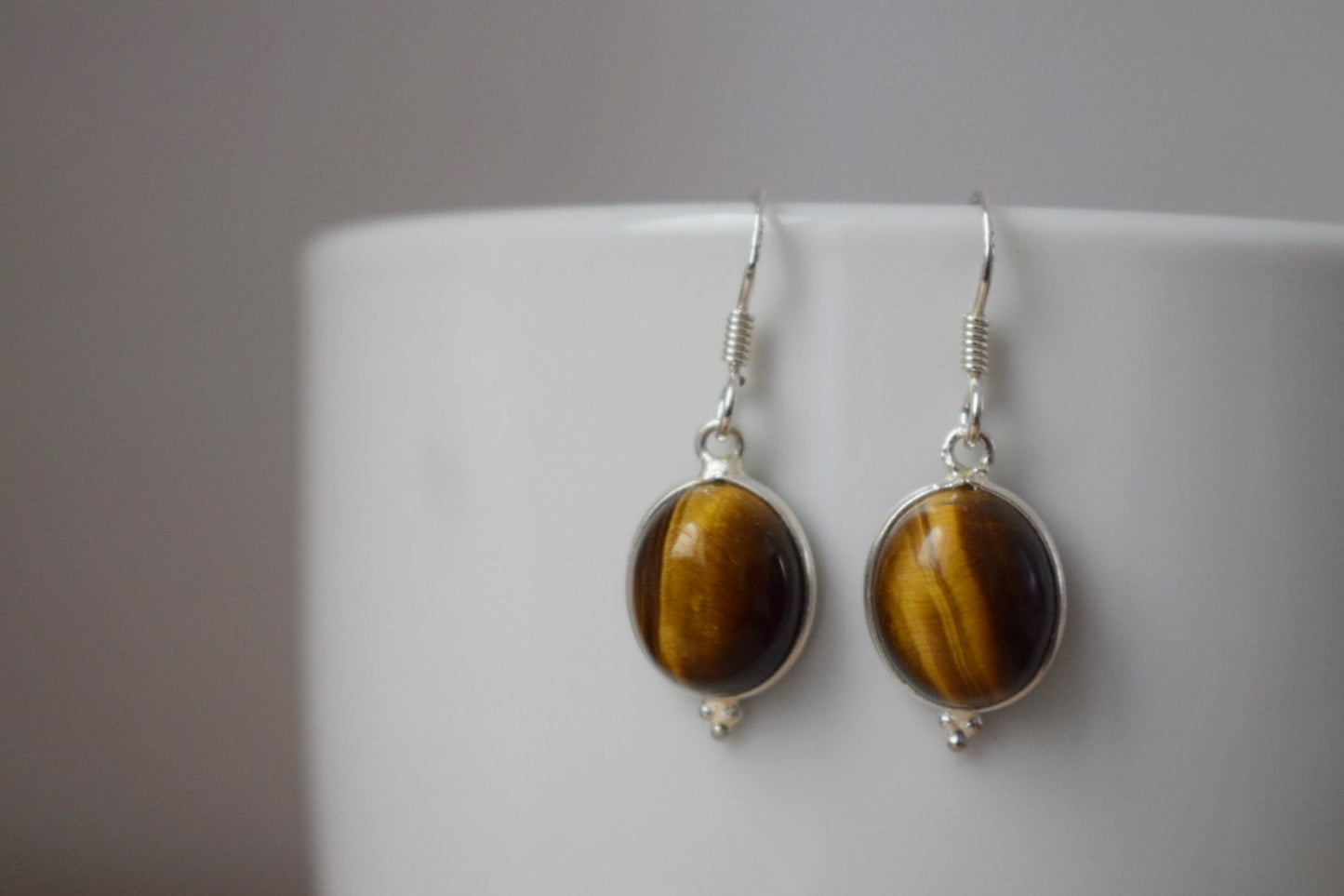 Tigerauge Ohrringe, Sterling Silber Edelstein Schmuck, Ovaler Naturstein, Leichte Ohrhänger, Einzigartiges Muttertagsgeschenk für Sie