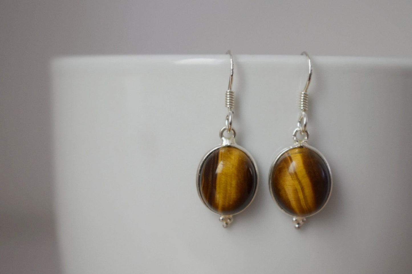 Tigerauge Ohrringe, Sterling Silber Edelstein Schmuck, Ovaler Naturstein, Leichte Ohrhänger, Einzigartiges Muttertagsgeschenk für Sie