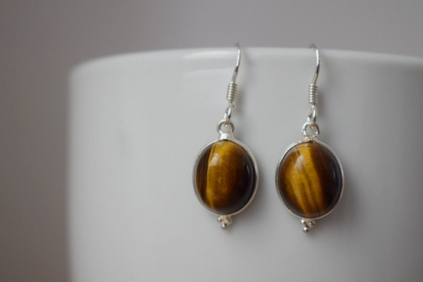 Tigerauge Ohrringe, Sterling Silber Edelstein Schmuck, Ovaler Naturstein, Leichte Ohrhänger, Einzigartiges Muttertagsgeschenk für Sie