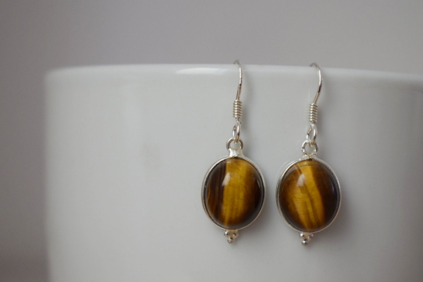 Tigerauge Ohrringe, Sterling Silber Edelstein Schmuck, Ovaler Naturstein, Leichte Ohrhänger, Einzigartiges Muttertagsgeschenk für Sie