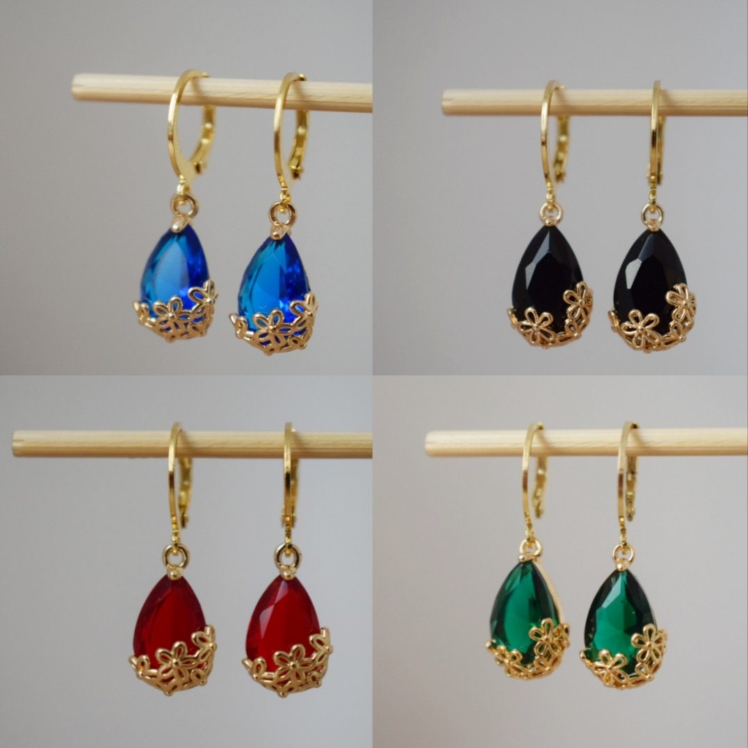 Himmelblaue Strass-Tropfenohrringe mit 24 Karat vergoldeten Edelstahl-Huggie-Creolen, minimalistischer Ornamentschmuck