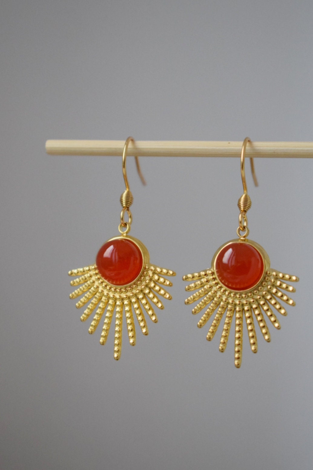Rote Achatohrringe mit 18 Karat vergoldetem Sonnenstrahlenanhänger aus Edelstahl und Ohrhaken aus Edelstahl, Sunburst, Himmlischer Schmuck