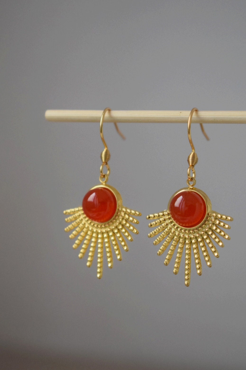 Rote Achatohrringe mit 18 Karat vergoldetem Sonnenstrahlenanhänger aus Edelstahl und Ohrhaken aus Edelstahl, Sunburst, Himmlischer Schmuck