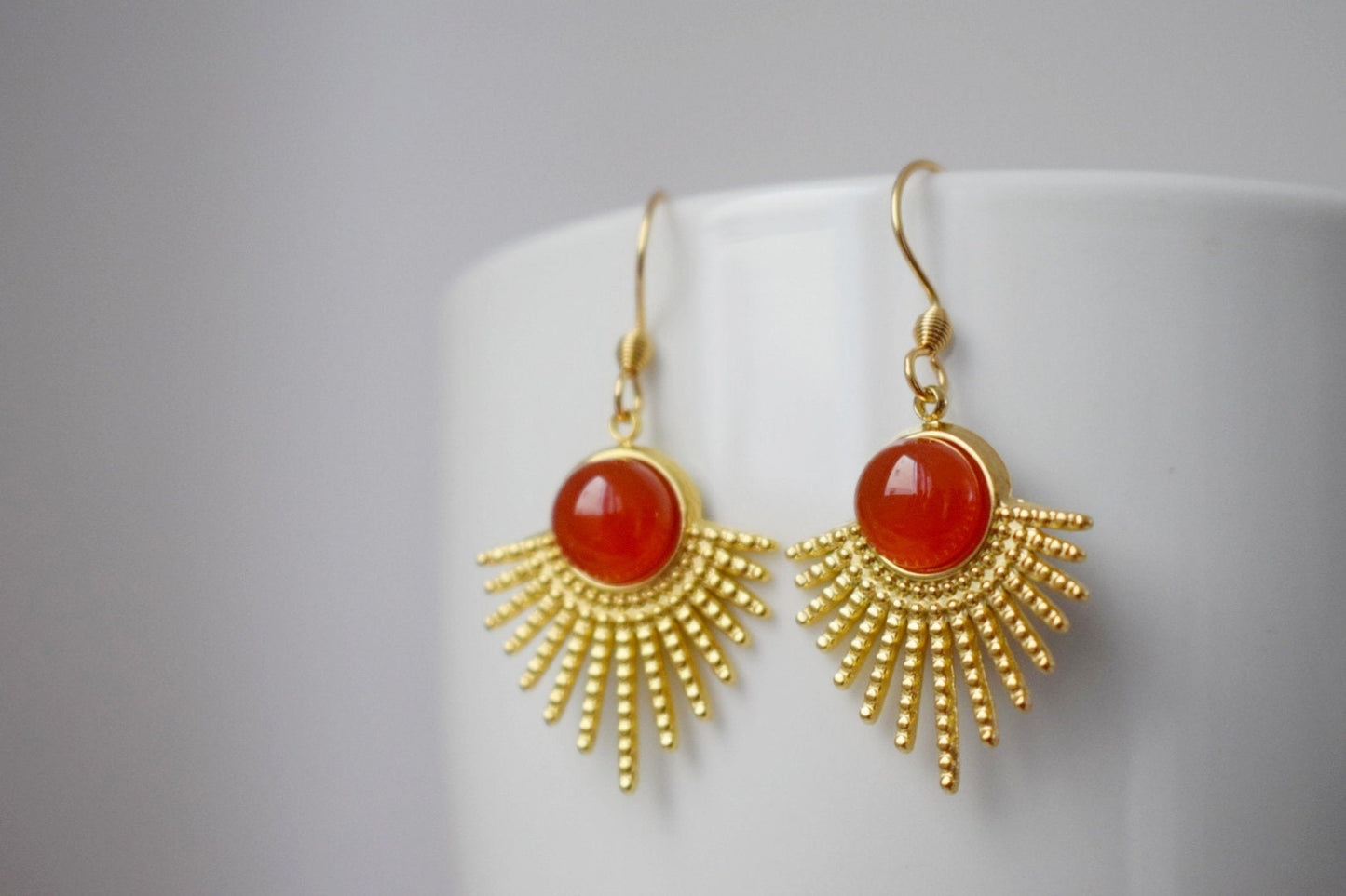 Rote Achatohrringe mit 18 Karat vergoldetem Sonnenstrahlenanhänger aus Edelstahl und Ohrhaken aus Edelstahl, Sunburst, Himmlischer Schmuck