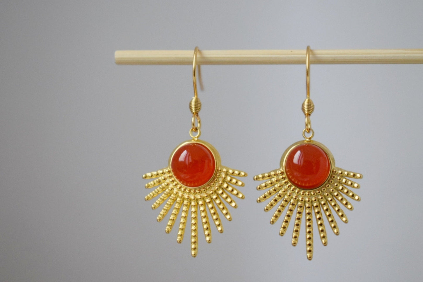 Rote Achatohrringe mit 18 Karat vergoldetem Sonnenstrahlenanhänger aus Edelstahl und Ohrhaken aus Edelstahl, Sunburst, Himmlischer Schmuck