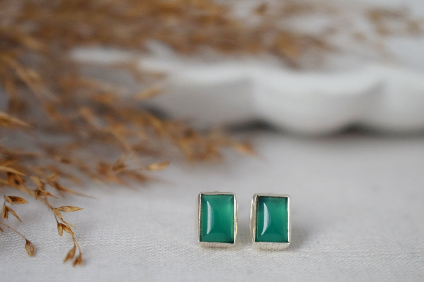 Grüne Onyx Sterling Silber Ohrstecker, Kleiner Edelstein Schmuck, Minimalistische Ohrringe aus Naturstein, Leichte Ohrstecker, Valentinstag Geschenk