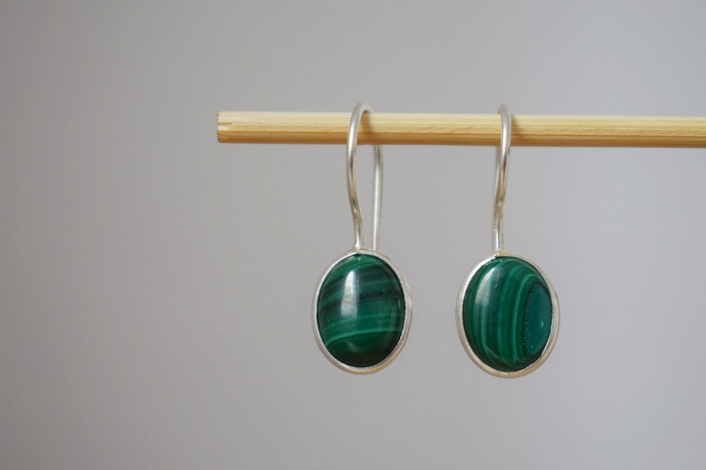 Malachit Ohrringe Sterling Silber, Kleine ovale grüne Edelstein Ohrringe, Naturstein, Einzigartiger Geburtsstein Schmuck, Muttertagsgeschenk