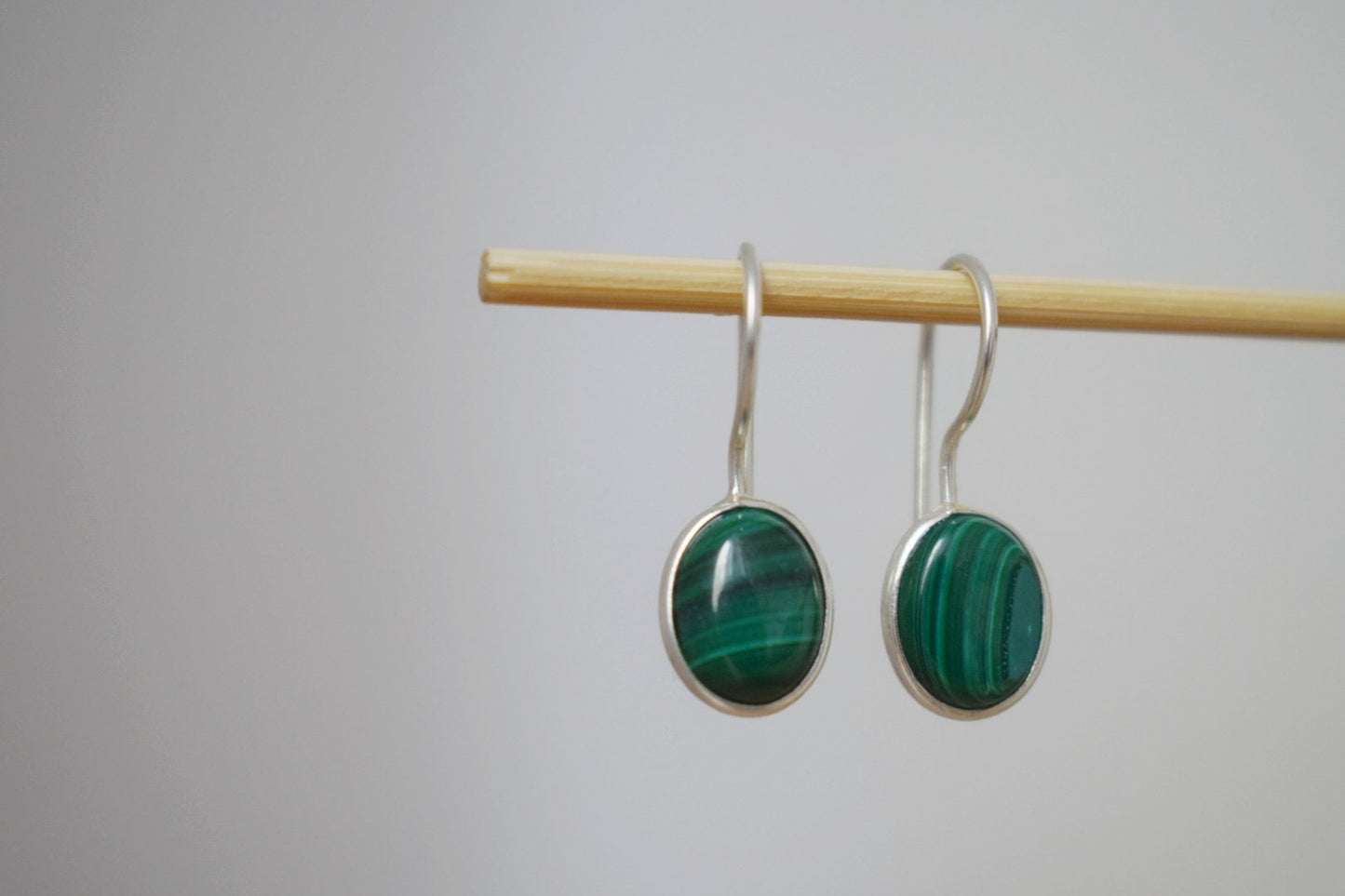 Malachit Ohrringe Sterling Silber, Kleine ovale grüne Edelstein Ohrringe, Naturstein, Einzigartiger Geburtsstein Schmuck, Muttertagsgeschenk