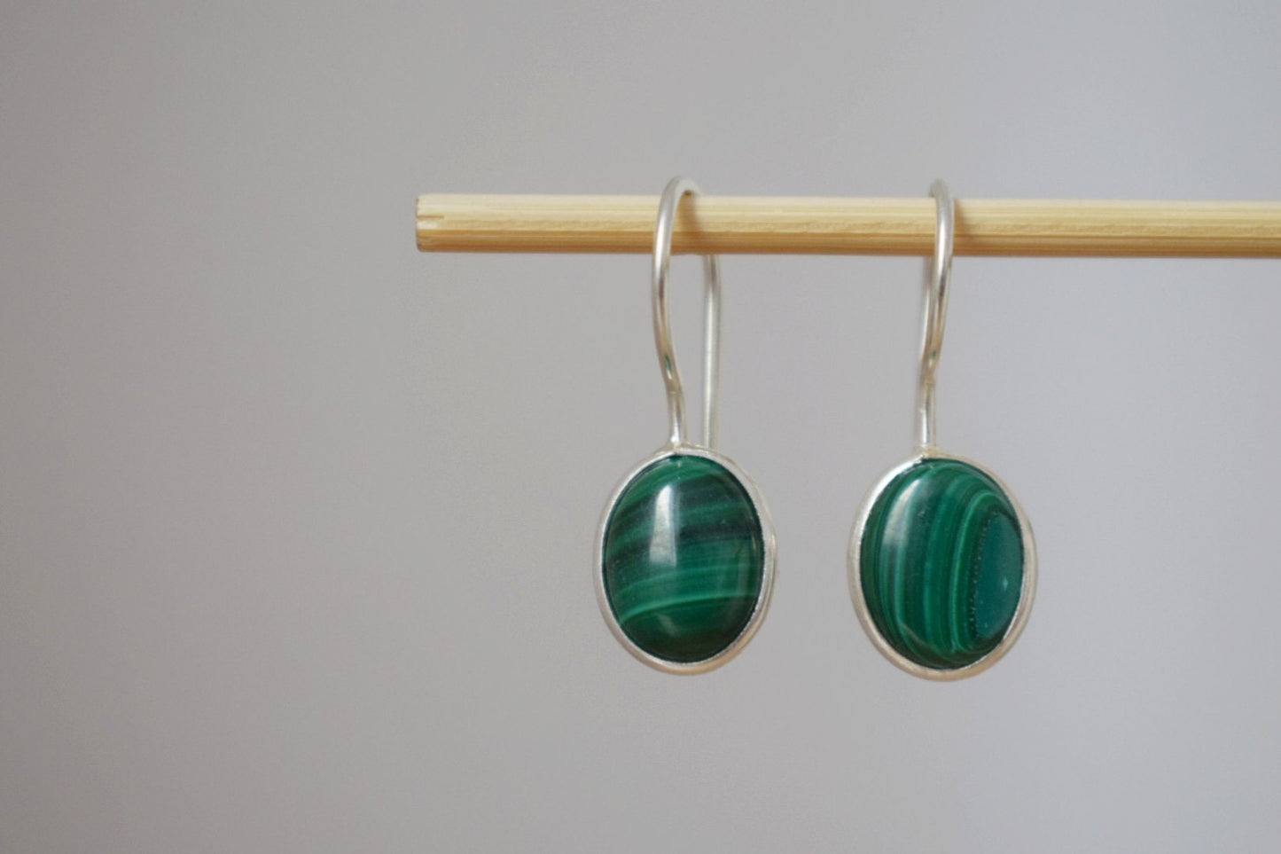 Malachit Ohrringe Sterling Silber, Kleine ovale grüne Edelstein Ohrringe, Naturstein, Einzigartiger Geburtsstein Schmuck, Muttertagsgeschenk