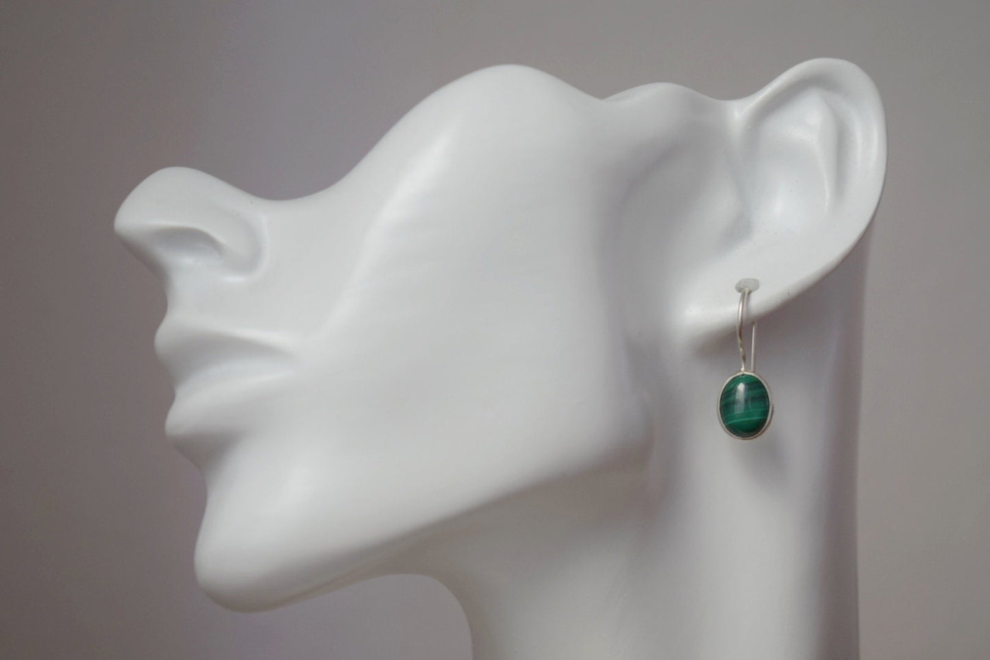 Malachit Ohrringe Sterling Silber, Kleine ovale grüne Edelstein Ohrringe, Naturstein, Einzigartiger Geburtsstein Schmuck, Muttertagsgeschenk