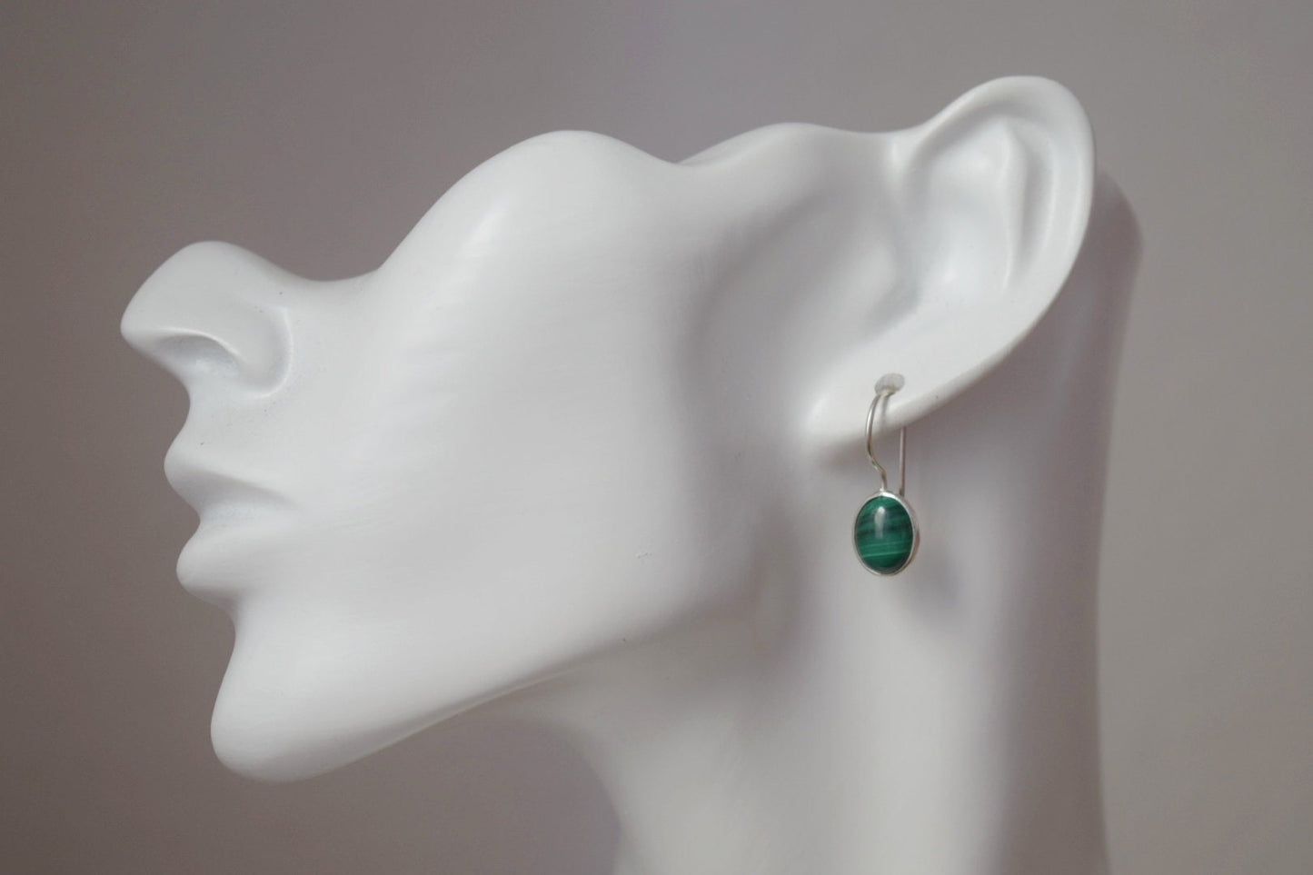 Malachit Ohrringe Sterling Silber, Kleine ovale grüne Edelstein Ohrringe, Naturstein, Einzigartiger Geburtsstein Schmuck, Muttertagsgeschenk