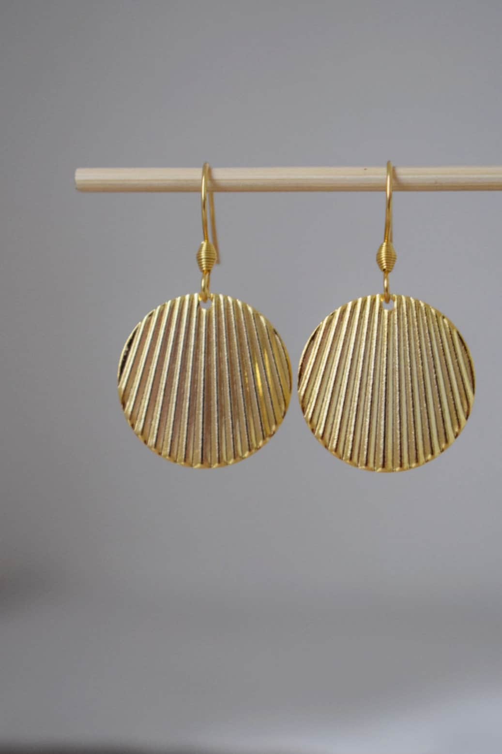 Round huggie earrings, Corrugated, Disc, Plate, Round, Circle earrings, 24k gold plated stainless steel earrings, Lightweight jewelry, Gift