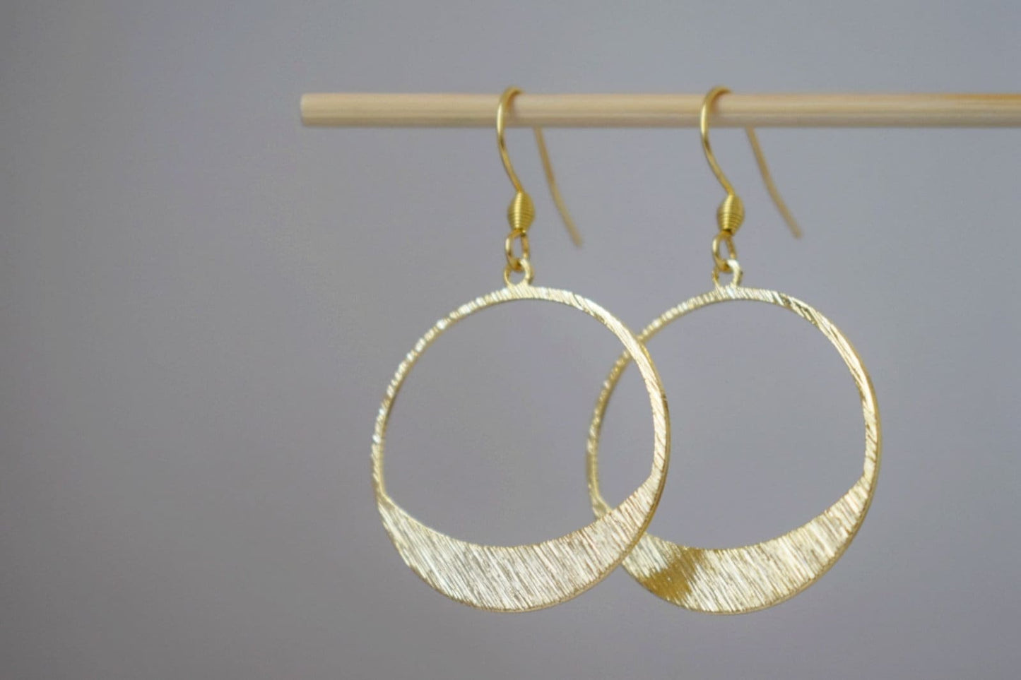 Ohrringe mit Kreisanhänger, 24 Karat vergoldetes Messing und 18 Karat vergoldete Edelstahl-Ohrhaken, Bestes Weihnachtsgeschenk für Sie