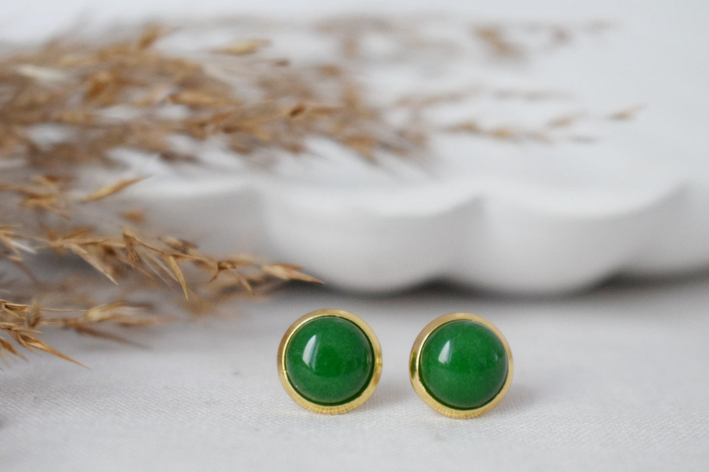 Grüne Jade Ohrstecker, 8mm Minimalistische Edelstein Ohrringe, 18k vergoldeter Schmuck, Geburtstagsgeschenk für Sie