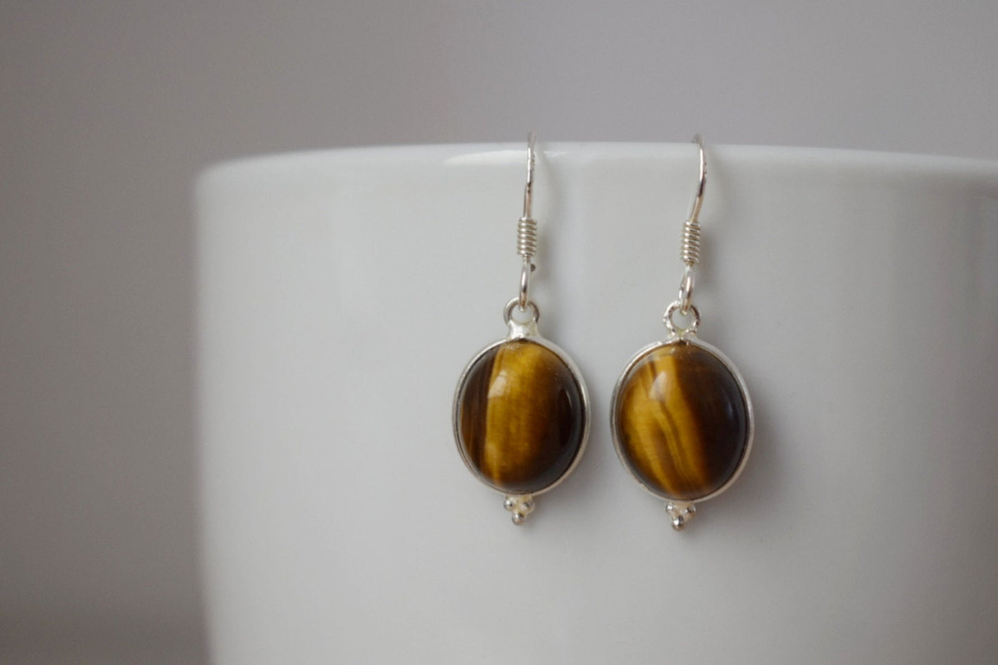 Tigerauge Ohrringe, Sterling Silber Edelstein Schmuck, Ovaler Naturstein, Leichte Ohrhänger, Einzigartiges Muttertagsgeschenk für Sie