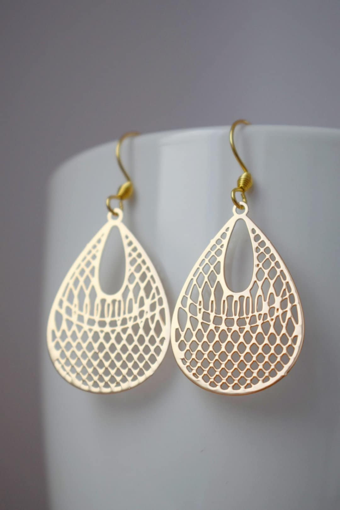 Tropfenförmige Ornament-Ohrringe für Frauen, filigrane Boho-Goldohrringe, 18 Karat vergoldete Edelstahl-Ohrringhaken, Schmuckgeschenk für Sie