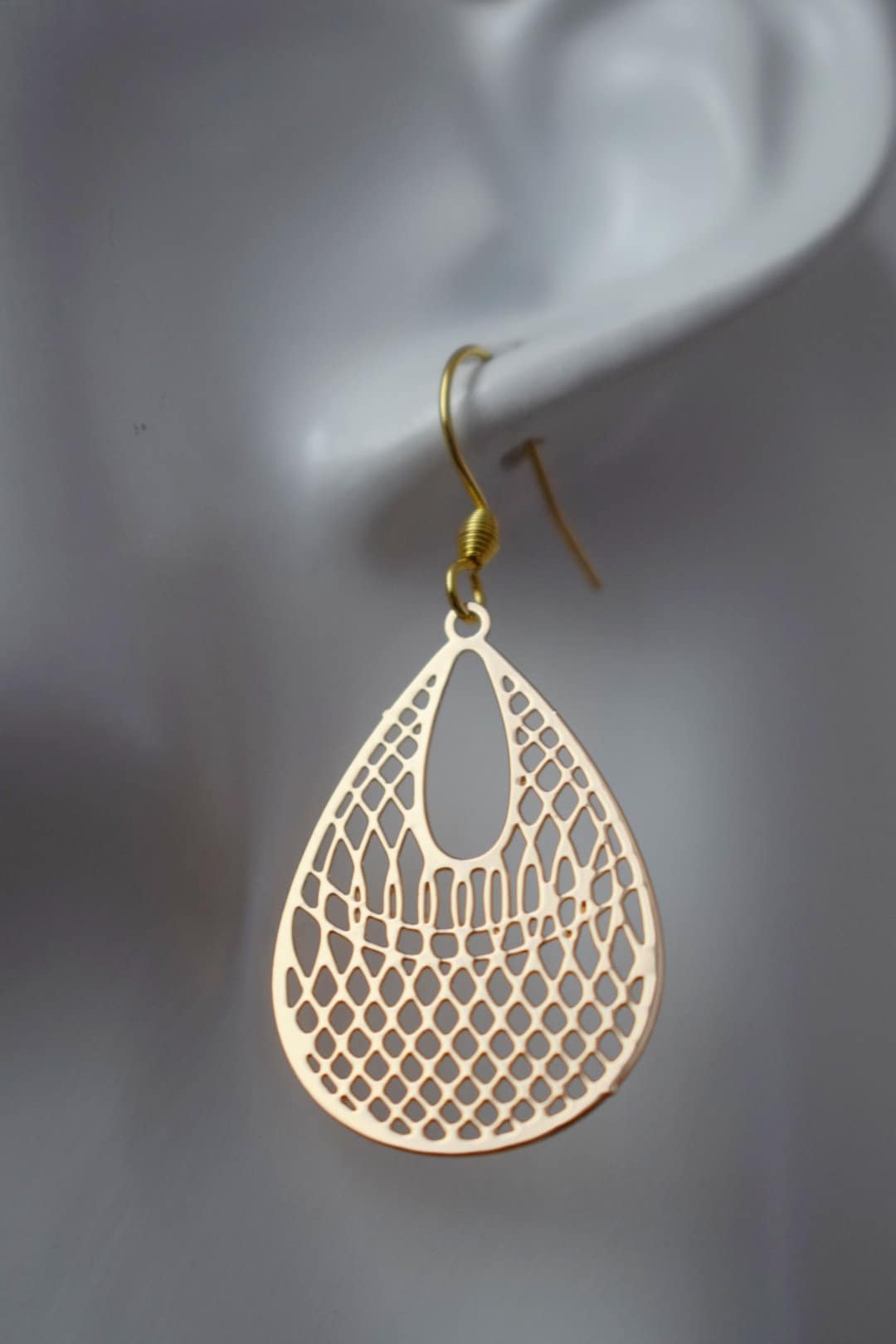 Tropfenförmige Ornament-Ohrringe für Frauen, filigrane Boho-Goldohrringe, 18 Karat vergoldete Edelstahl-Ohrringhaken, Schmuckgeschenk für Sie