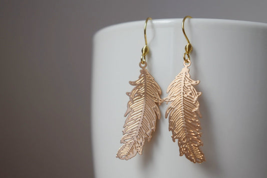 Federgoldohrringe für Frauen, 18 Karat vergoldete Edelstahl-Ohrhaken, Boho filigrane Goldohrringe, Federschmuck, Geschenk für Sie