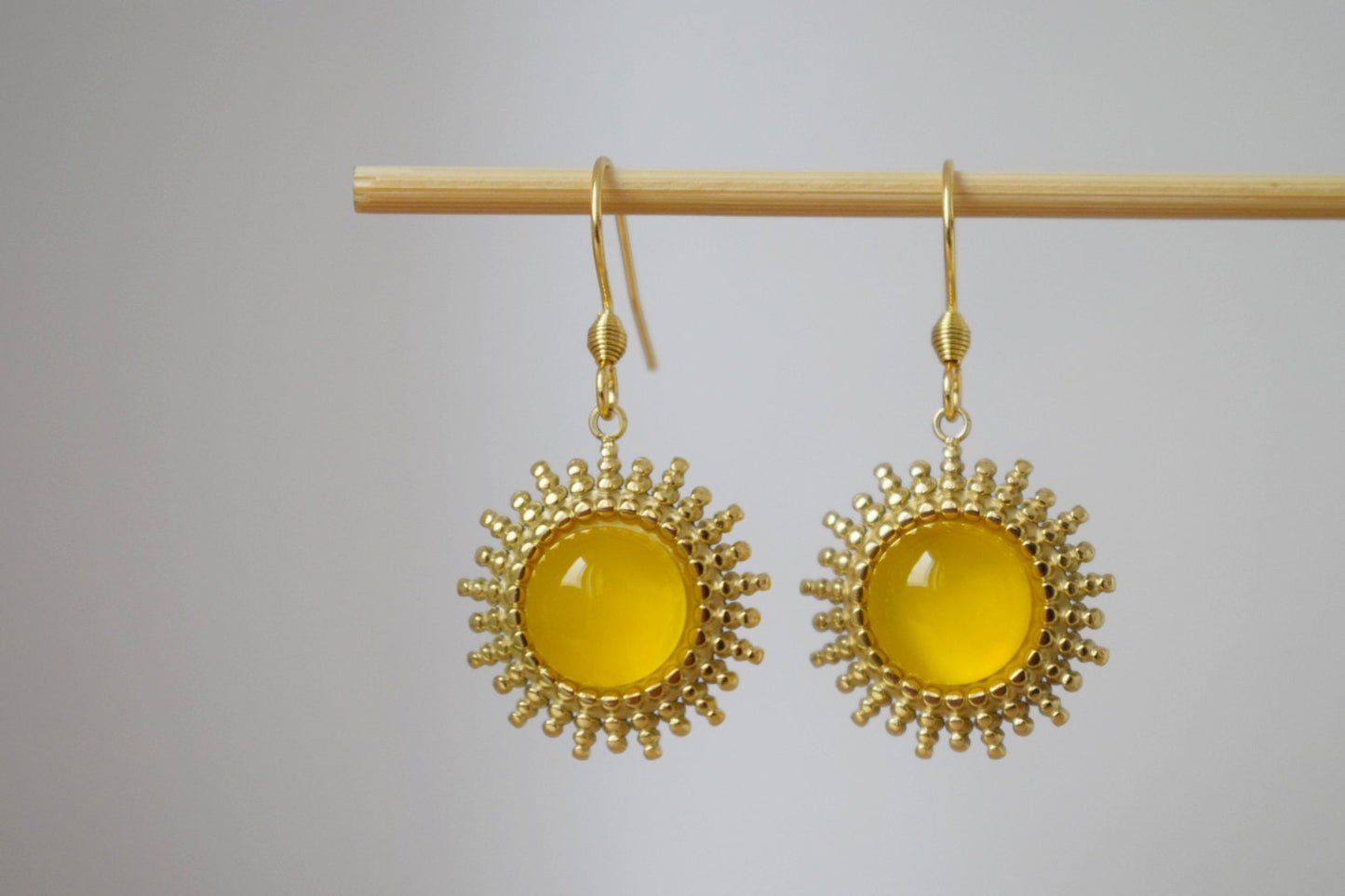 Sonnenohrringe Gold, Gelbe Achatohrringe, Sonnenstrahlenohrringe, Sunburst, Edelsteinohrringe, Himmlischer, leuchtender Schmuck, Geschenk für Sie