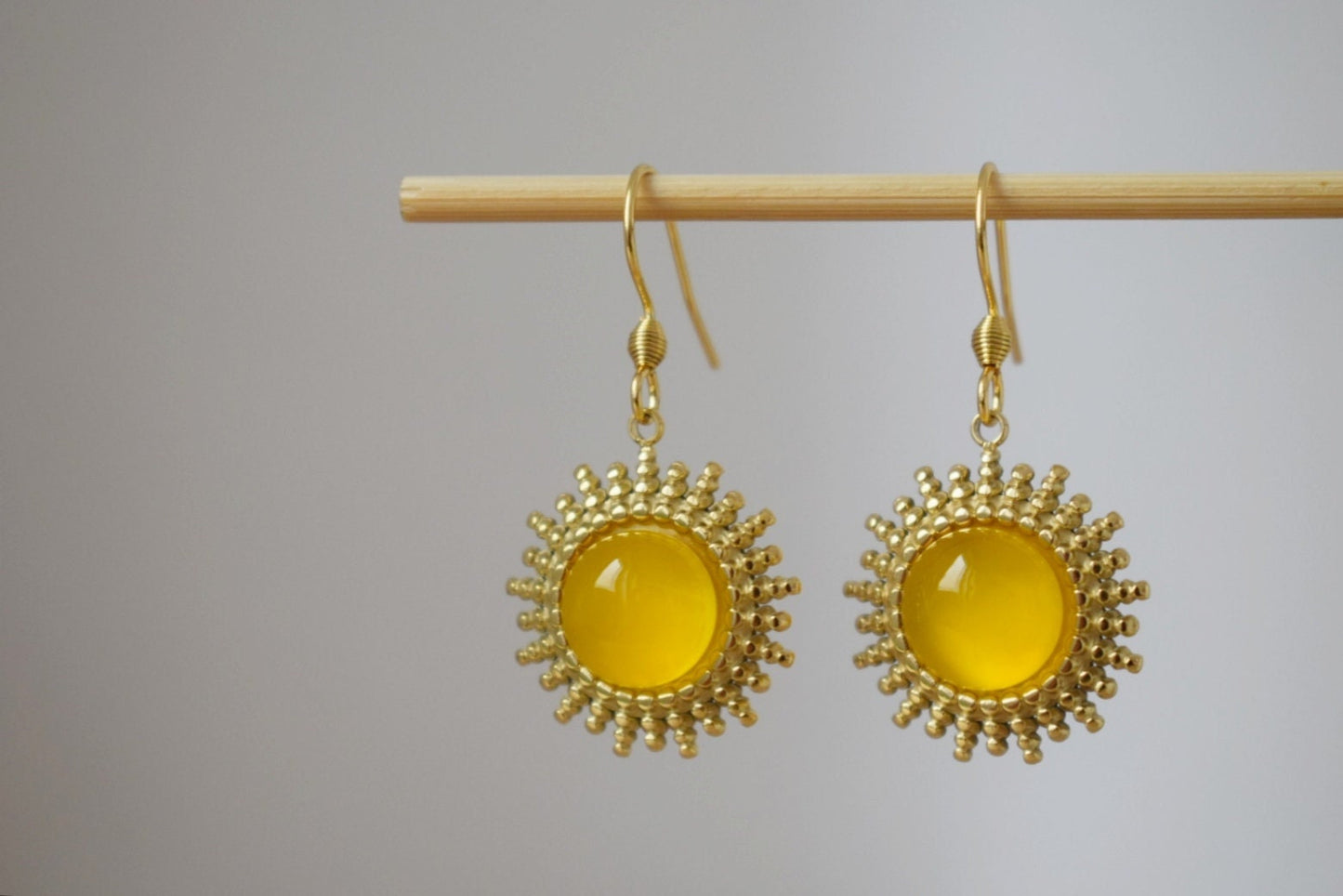 Sonnenohrringe Gold, Gelbe Achatohrringe, Sonnenstrahlenohrringe, Sunburst, Edelsteinohrringe, Himmlischer, leuchtender Schmuck, Geschenk für Sie