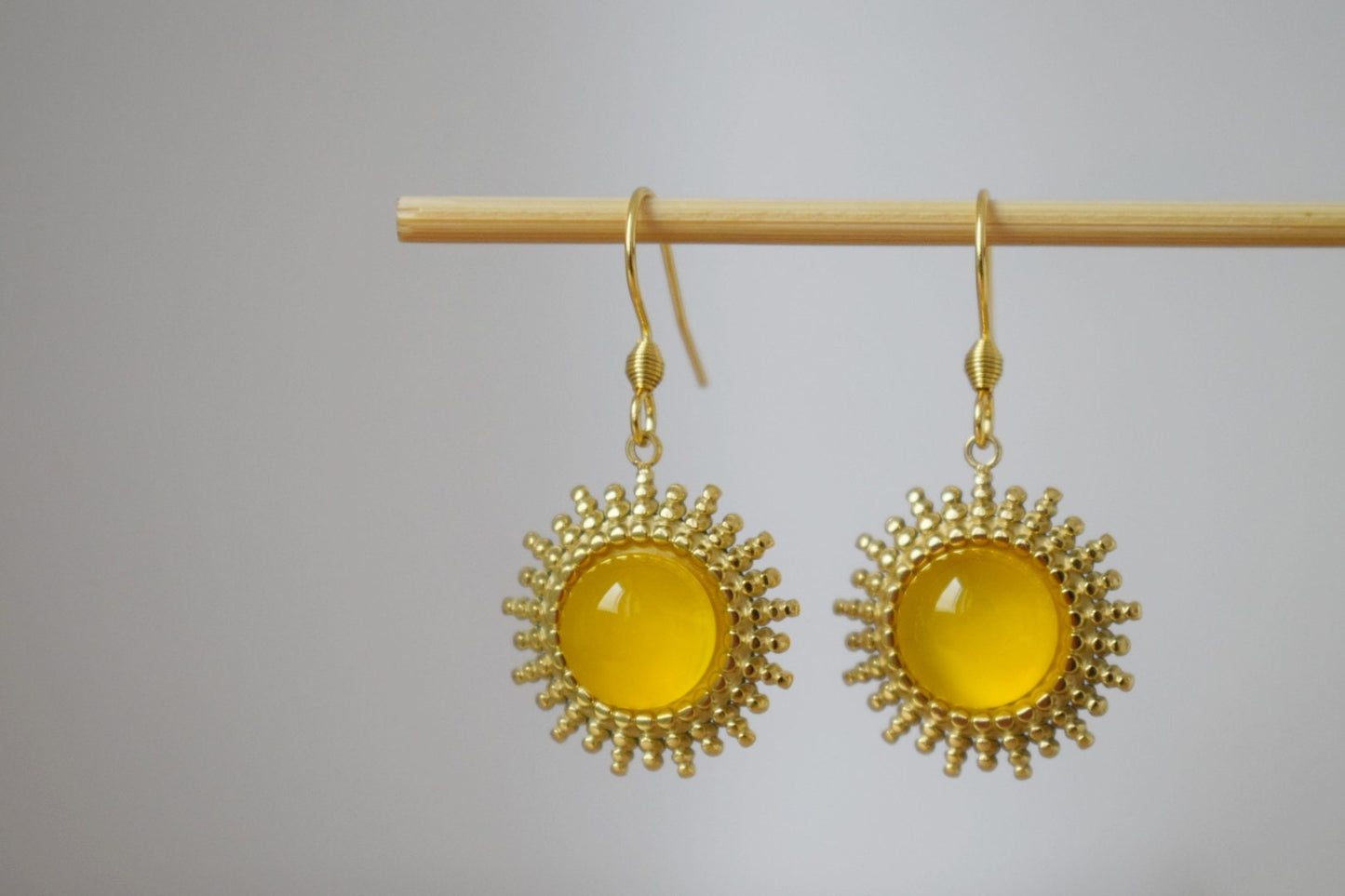 Gelbe Achatkette, runder Sonnenanhänger aus 14 Karat vergoldetem Edelstahl mit verstellbarer Halskette, Geburtsstein, einzigartiges Schmuckgeschenk