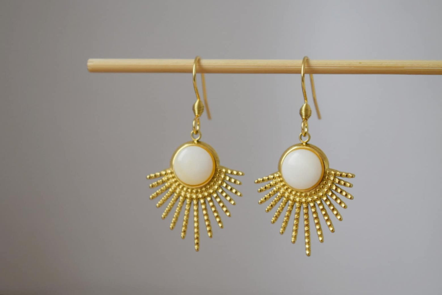 Perlmuttohrringe mit Sonnenstrahlen-Anhänger und Ohrhaken aus 18 Karat vergoldetem Edelstahl, Sunburst, Himmlischer Schmuck, Einzigartiges Geschenk