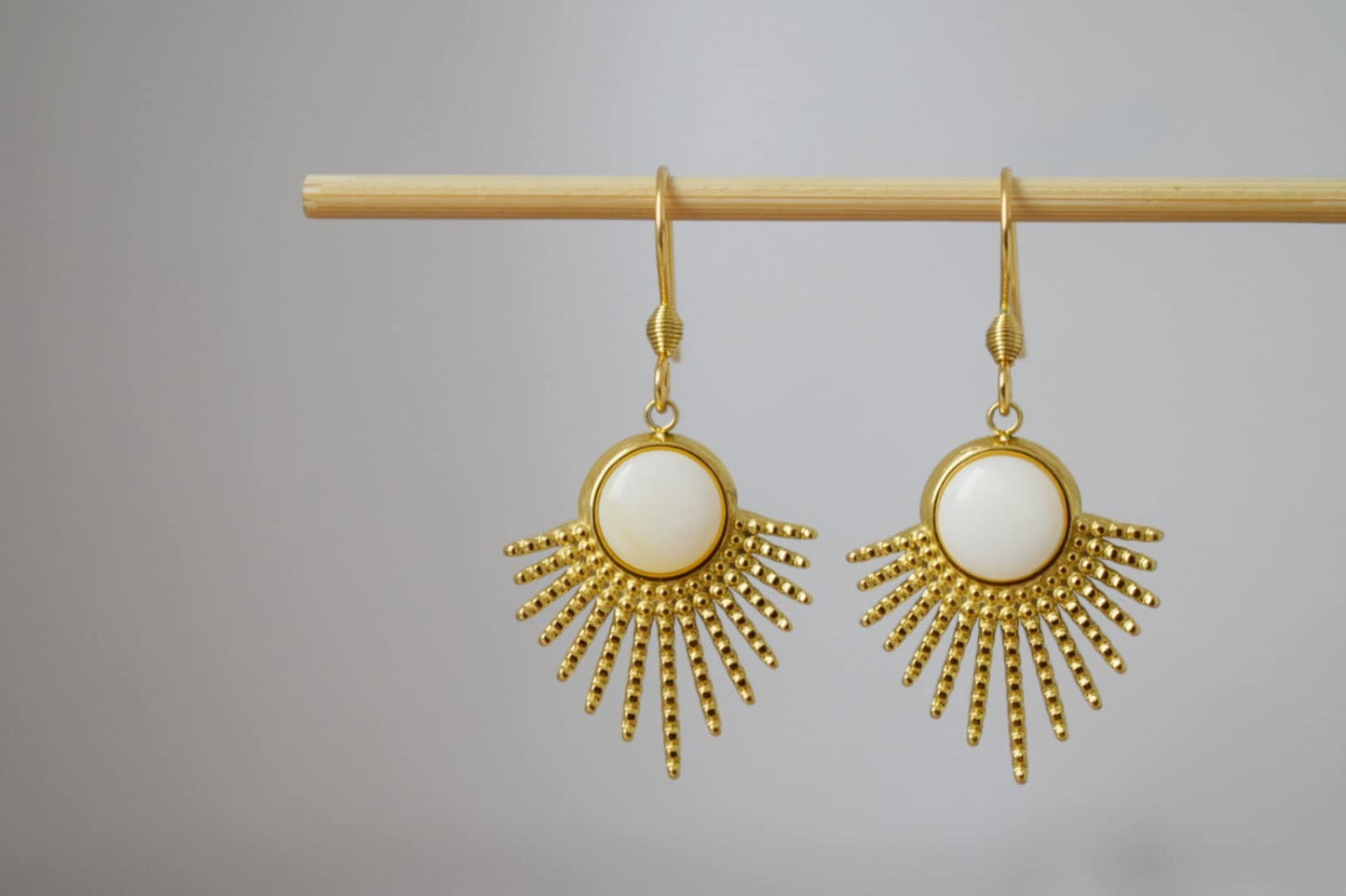 Perlmuttohrringe mit Sonnenstrahlen-Anhänger und Ohrhaken aus 18 Karat vergoldetem Edelstahl, Sunburst, Himmlischer Schmuck, Einzigartiges Geschenk