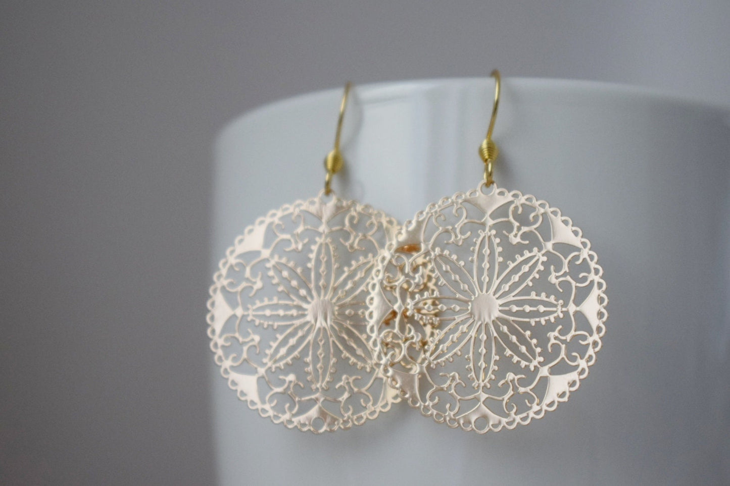 Ornament-Ohrringe für Frauen, Mandala-Goldohrringe, Edelstahlohrringe, Boho-Filigran-Blumenohrringe, Mandala-Schmuck, Geschenk für Sie