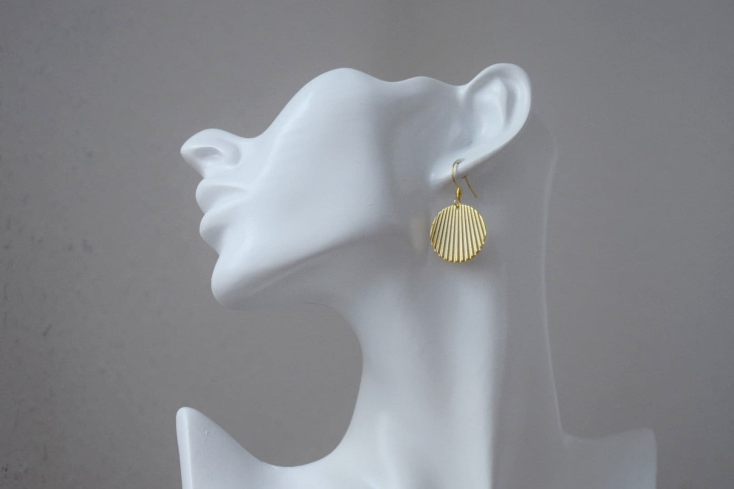 Round huggie earrings, Corrugated, Disc, Plate, Round, Circle earrings, 24k gold plated stainless steel earrings, Lightweight jewelry, Gift