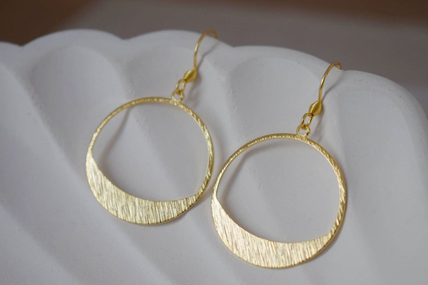 Ohrringe mit Kreisanhänger, 24 Karat vergoldetes Messing und 18 Karat vergoldete Edelstahl-Ohrhaken, Bestes Weihnachtsgeschenk für Sie