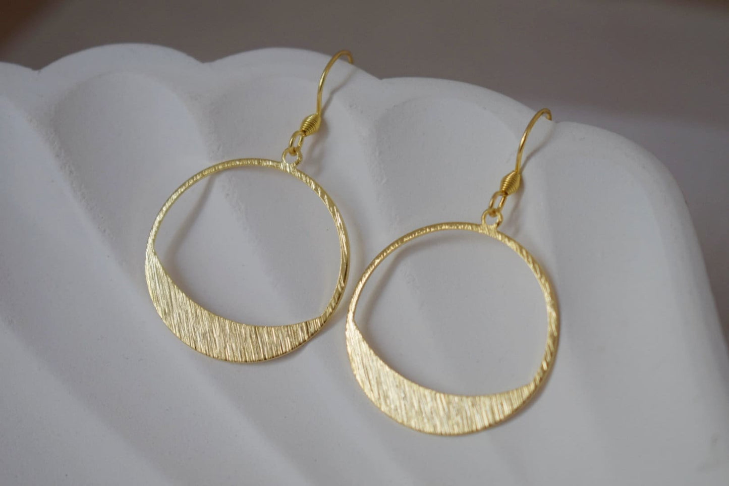 Ohrringe mit Kreisanhänger, 24 Karat vergoldetes Messing und 18 Karat vergoldete Edelstahl-Ohrhaken, Bestes Weihnachtsgeschenk für Sie