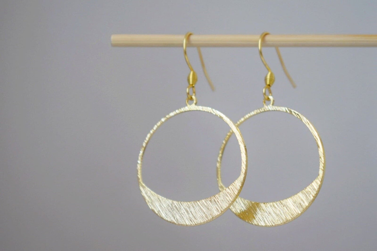 Ohrringe mit Kreisanhänger, 24 Karat vergoldetes Messing und 18 Karat vergoldete Edelstahl-Ohrhaken, Bestes Weihnachtsgeschenk für Sie