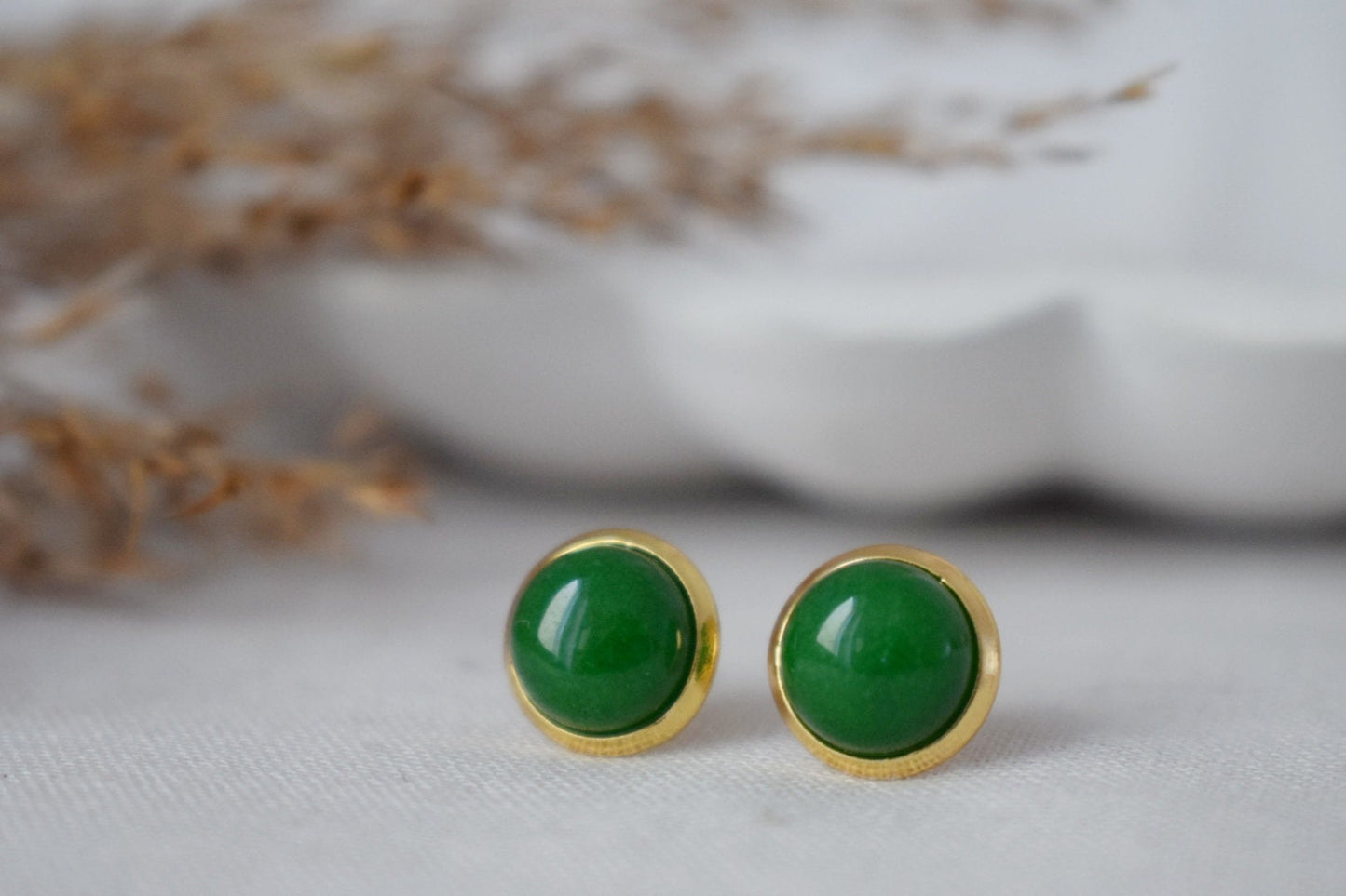 Grüne Jade Ohrstecker, 8mm Minimalistische Edelstein Ohrringe, 18k vergoldeter Schmuck, Geburtstagsgeschenk für Sie