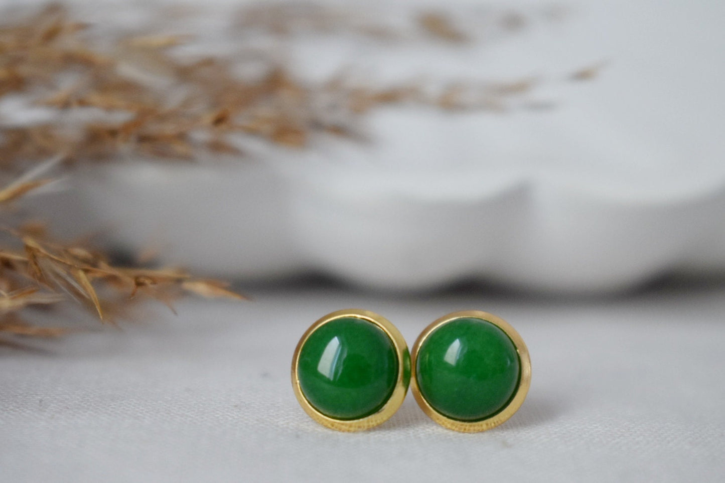 Grüne Jade Ohrstecker, 8mm Minimalistische Edelstein Ohrringe, 18k vergoldeter Schmuck, Geburtstagsgeschenk für Sie