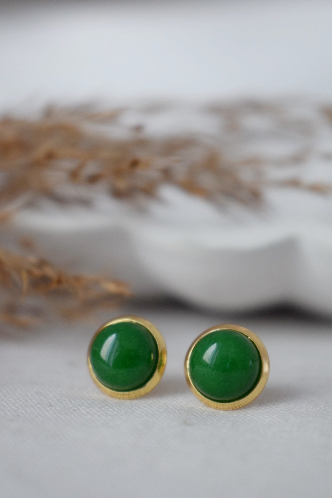 Grüne Jade Ohrstecker, 8mm Minimalistische Edelstein Ohrringe, 18k vergoldeter Schmuck, Geburtstagsgeschenk für Sie