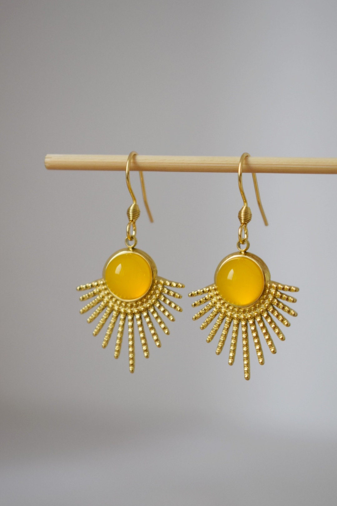 Sonnenohrringe, Gelbe Achatohrringe, Sonnenstrahlenohrringe, Sunburst, Edelsteinohrringe, Himmlischer, vergoldeter leuchtender Schmuck, Geschenk für Sie