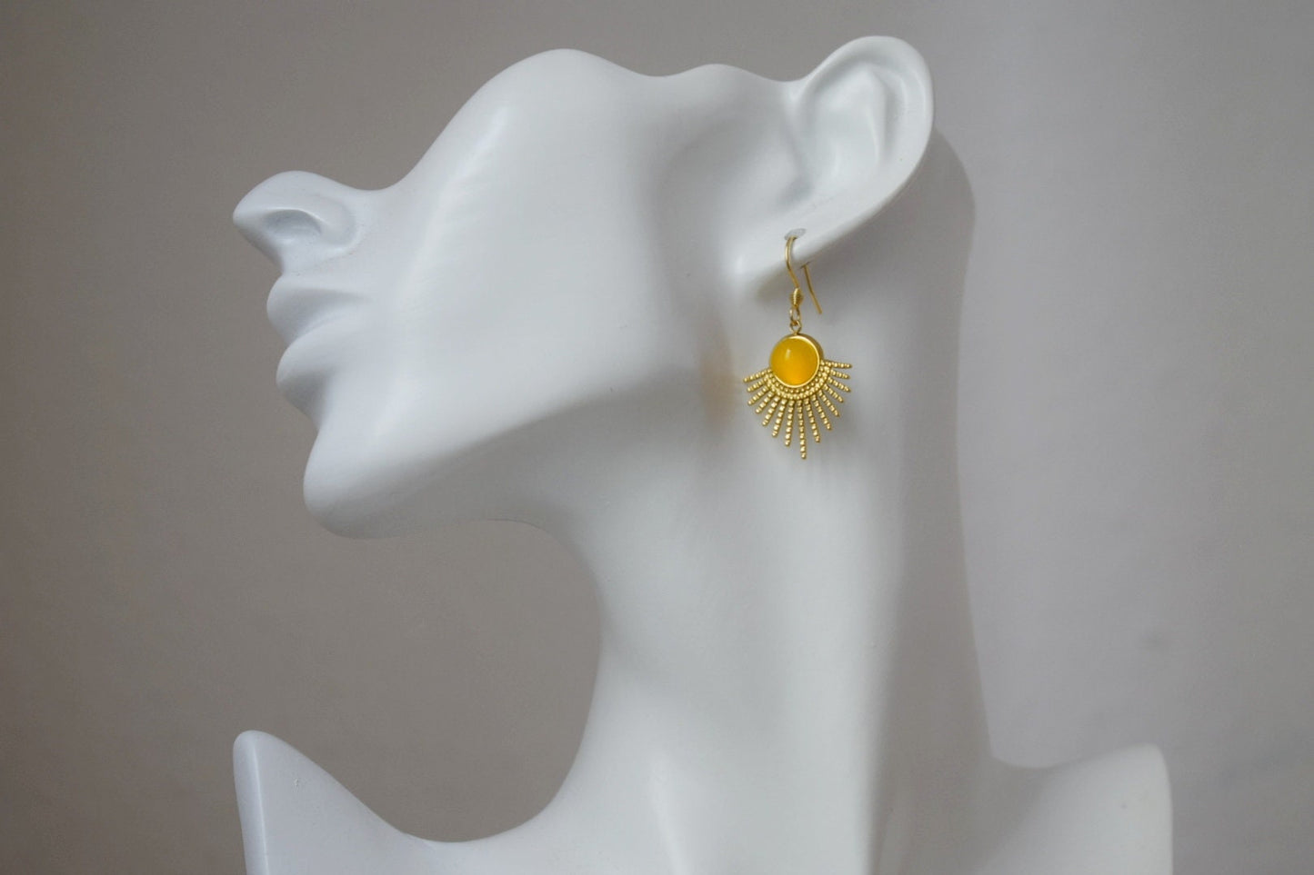 Sonnenohrringe, Gelbe Achatohrringe, Sonnenstrahlenohrringe, Sunburst, Edelsteinohrringe, Himmlischer, vergoldeter leuchtender Schmuck, Geschenk für Sie