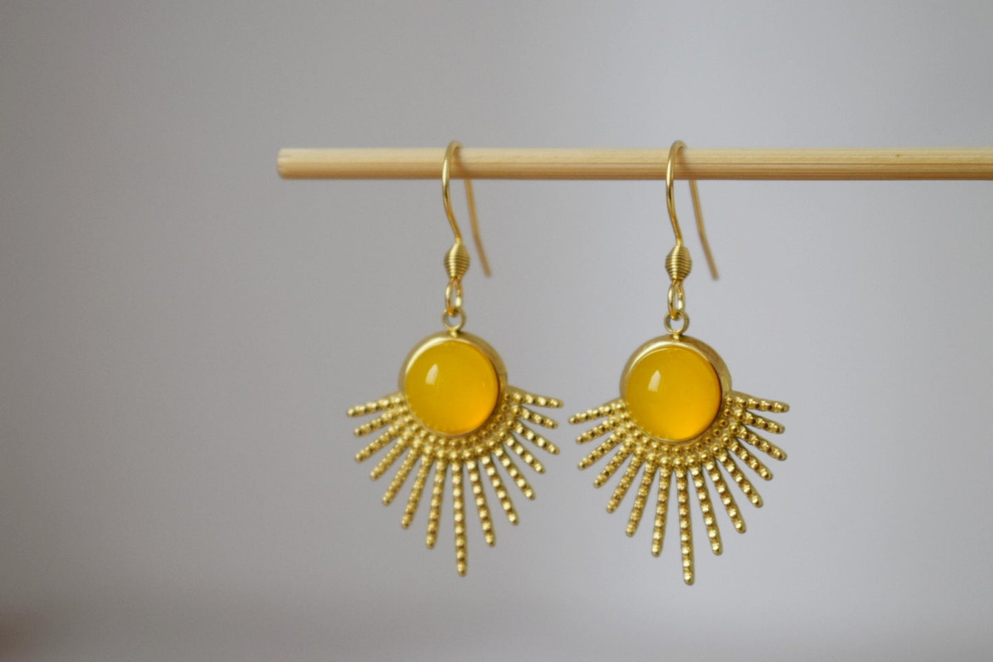 Sonnenohrringe, Gelbe Achatohrringe, Sonnenstrahlenohrringe, Sunburst, Edelsteinohrringe, Himmlischer, vergoldeter leuchtender Schmuck, Geschenk für Sie